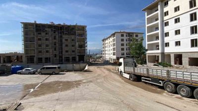 Kocaeli’de inşaatta fenalaşarak yere yığılan işçi, itfaiye ekipleri tarafından vinç