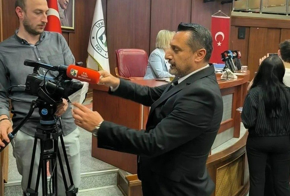 İzmit Belediyesi’nin meclisinde bantlı gönderme İzmit Belediyesi Mayıs Ayı Olağan Meclis Oturumunda MHP’li Okan Karagöz,
