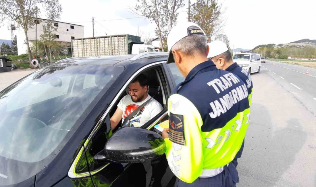 Bolu’da jandarma ekipleri tarafından Trafik Haftası kapsamında yolculara güvenli yolculuk
