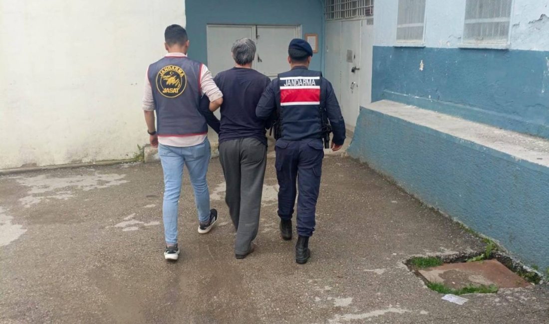 JASAT aranan iki şahsı yakaladı Kastamonu haklarında yakalama kararı bulunan iki hükümlü, jandarma ekiplerin çalışmasıyla