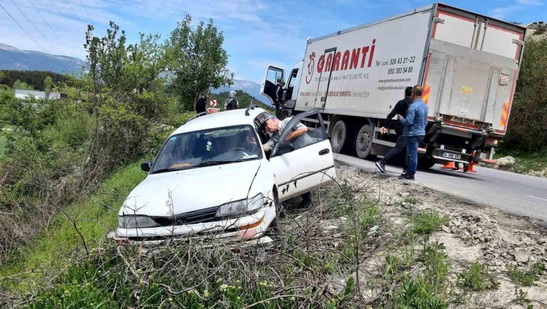 Kamyona çarpmamak için manevra yaptı: Faciadan dönüldü Bolu-Mudurnu kara yolunda kamyona çarpmamak için manevra yapan otomobil, şarampole
