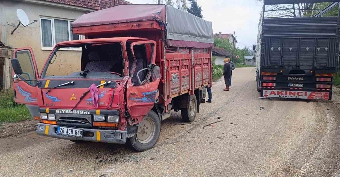 Kamyonların çarpıştığı kazada sürücülerden biri yaralandı Bilecik’te 2 kamyonun çarpışması sonucu meydana gelen trafik kazasında 1