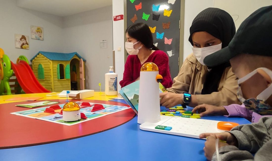 Kanser tedavisi gören çocuklarla buluştular SUBÜ Genç Yeşilay Topluluğu, ÜNİDES projesi kapsamında Sakarya Eğitim ve