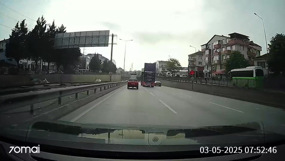 Kapağı açık unutulan kamyon tünele çarptı Kocaeli’de kapağı açık unutulan kamyon, seyir halindeyken tünele çarptı. Meydana