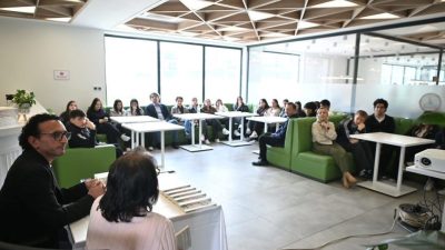 Kartepe Belediyesi tarafından düzenlenen söyleşide gençlerle bir araya gelen bisiklet