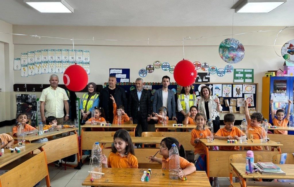Kartepeli minikler ambalaj atıklarını biriktirdi Kartepe’de ilköğretim öğrencileri, kendi imkanlarıyla evlerinde biriktirdikleri ambalaj atıklarını sınıfça