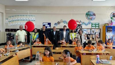 Kartepe’de ilköğretim öğrencileri, kendi imkanlarıyla evlerinde biriktirdikleri ambalaj atıklarını sınıfça