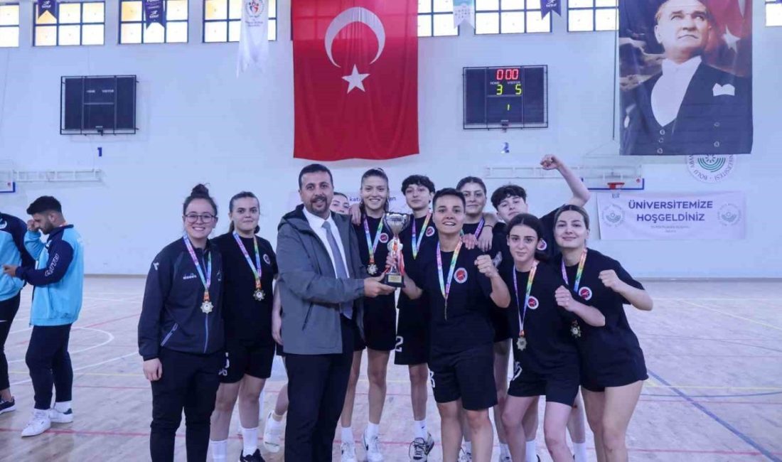 Kastamonu Üniversitesi Kadın Futsal Takımı, namağlup şampiyon oldu Kastamonu Üniversitesi Kadın Futsal Takımı, Üniversitelerarası Futsal Turnuvası’nda namağlup şampiyon