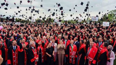 Kastamonu Üniversitesi’nde düzenlenen mezuniyet töreninde 4 bini aşkın öğrenci kep