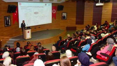 Kastamonu Üniversitesi’nde düzenlenen konferansta konuşan İstanbul Teknik Üniversitesi öğretim üyesi