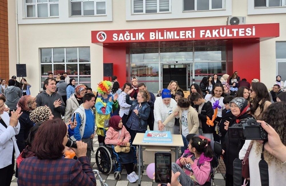 Kastamonu Üniversitesi’nde otizmli çocuklar doyasıya eğlendi Kastamonu Üniversitesi’nde düzenlenen farkındalık etkinliğine otizmli çocuklar ile üniversite öğrencileri