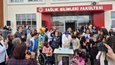 Kastamonu Üniversitesi’nde düzenlenen farkındalık etkinliğine otizmli çocuklar ile üniversite öğrencileri
