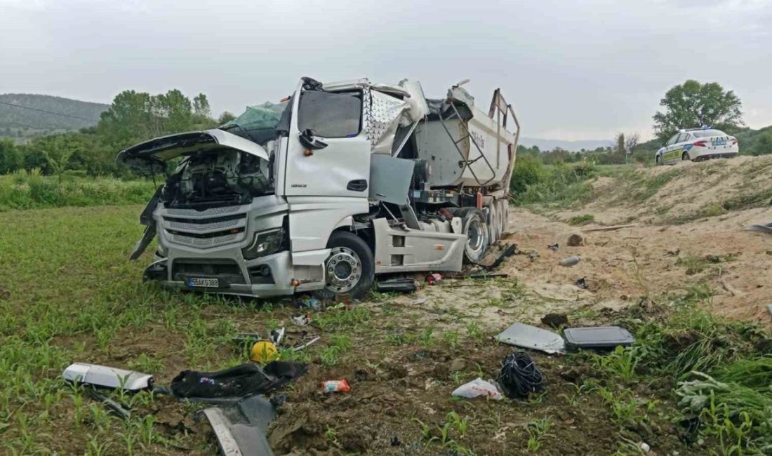 Kastamonu’da devrilen hafriyat kamyonunun sürücüsü yaralandı Kastamonu’nun Hanönü ilçesinde hafriyat yüklü kamyonun şarampole devrilmesi neticesinde sürücü