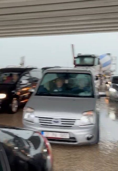 Kastamonu’da dolu etkili oldu, sürücüler köprü altına girerek araçlarını korumaya çalıştı Kastamonu’nun Devrekani ilçesinde dolu yağışı etkili oldu. Sürücüler, araçlarını köprü