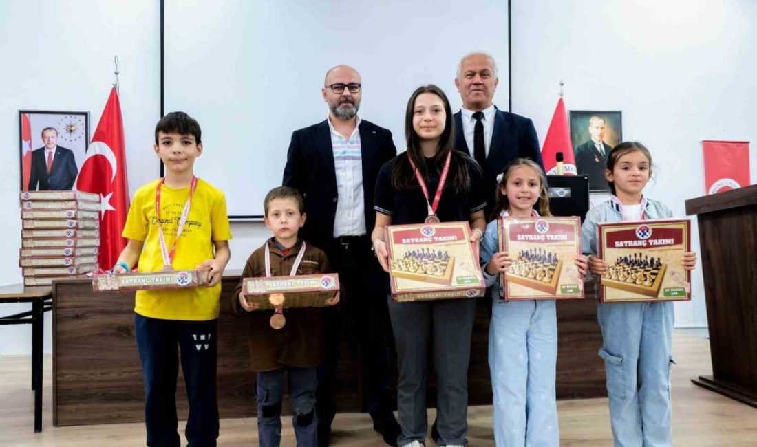 Taşköprü Belediyesi tarafından düzenlenen satranç turnuvasında gençler, birinci olabilmek için