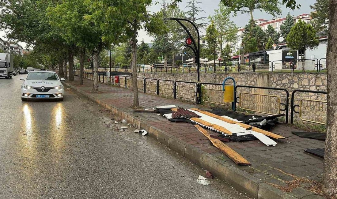 Kastamonu’da fırtına, elektrik tellerini kopardı, binanın çatısını uçurdu Kastamonu’nun Tosya ilçesinde etkili olan fırtına sebebiyle elektrik telleri koparken,
