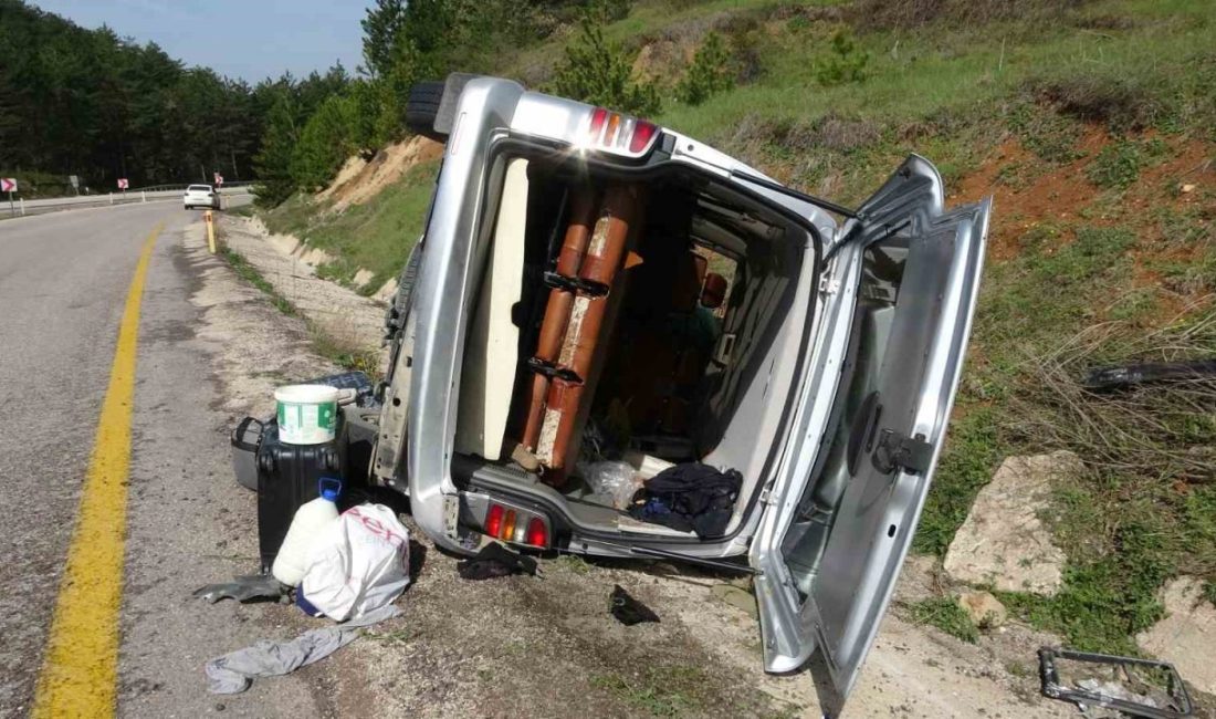 Kastamonu’da hafif ticari araç takla attı: 4 yaralı Kastamonu’da virajı alamayan hafif ticari aracın refüje çarptıktan sonra takla