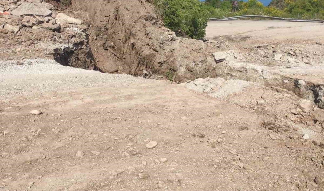 Kastamonu’da heyelan sebebiyle yol ulaşıma kapandı Kastamonu’da meydana gelen heyelan sebebiyle Cide-İnebolu karayolu ulaşıma kapandı. Kastamonu’nun