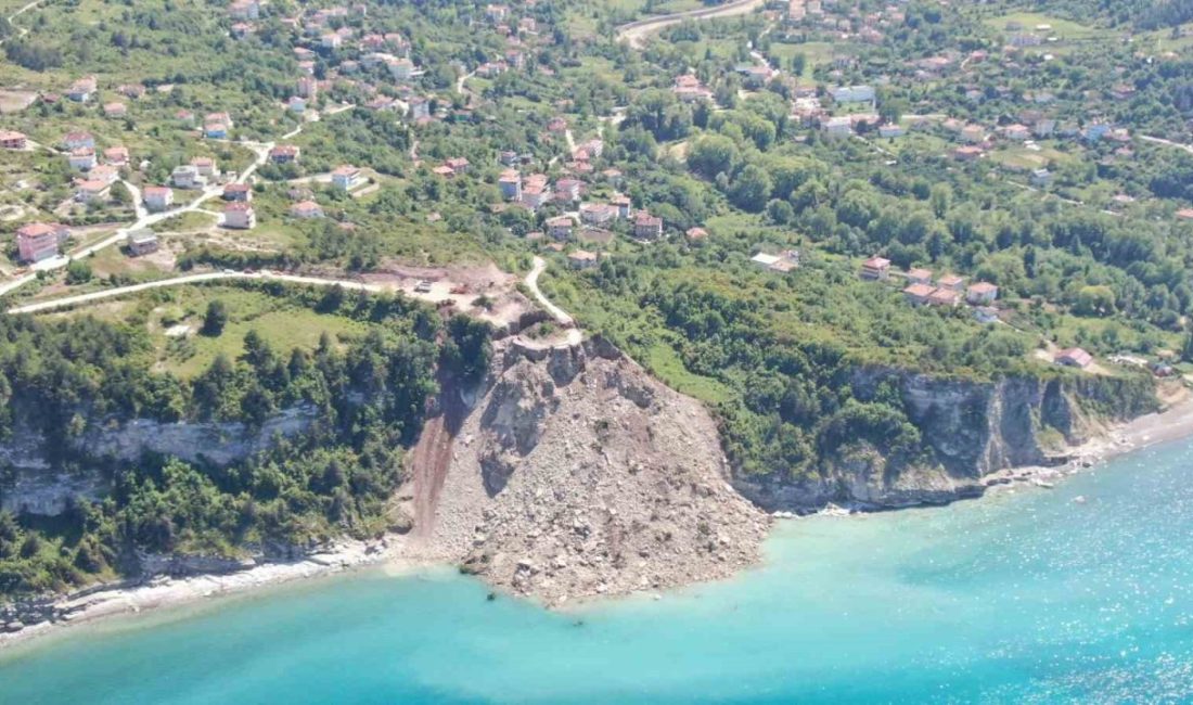 Kastamonu’da heyelan: Yoldan kopan kütle, denizle birleşti Kastamonu’da meydana gelen heyelan sebebiyle Cide-İnebolu karayolu ulaşıma kapandı. Yoldan