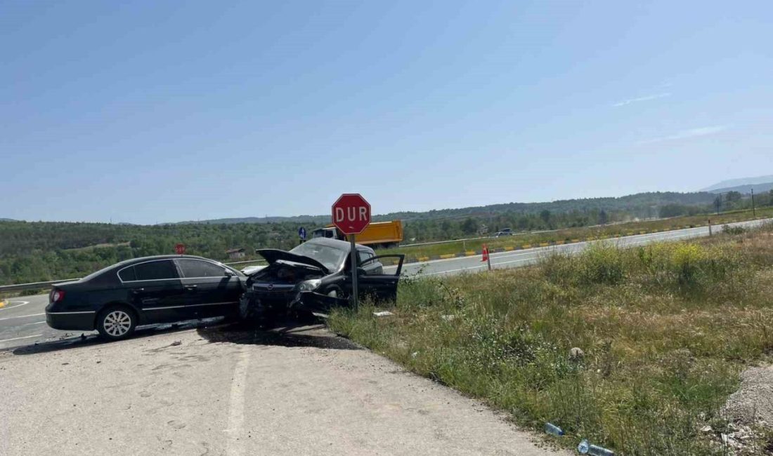 Kastamonu’da iki otomobil çarpıştı: 4 yaralı Kastamonu’nun Araç ilçesinde iki otomobilin çarpışması neticesinde meydana gelen kazada