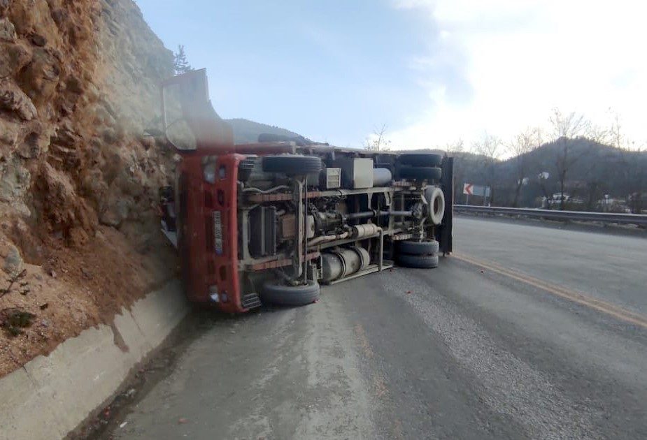 Kastamonu’da meyve yüklü kamyon devrildi Kastamonu’nun Küre ilçesinde meyve ve sebze yüklü kamyon, sürücüsünün direksiyon