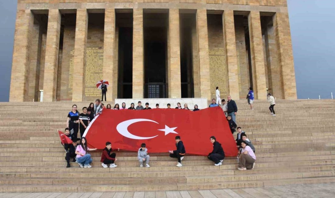 Kastamonu’da öğrencilerden Anıtkabir ziyareti Kastamonu İl Emniyet Müdürlüğü ekiplerince hayata geçirilen “Hayata Renk Verelim”