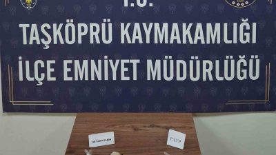 Kastamonu’nun Taşköprü ilçesinde polis ekipleri tarafından uyuşturucuyla yakalanan şahıs gözaltına