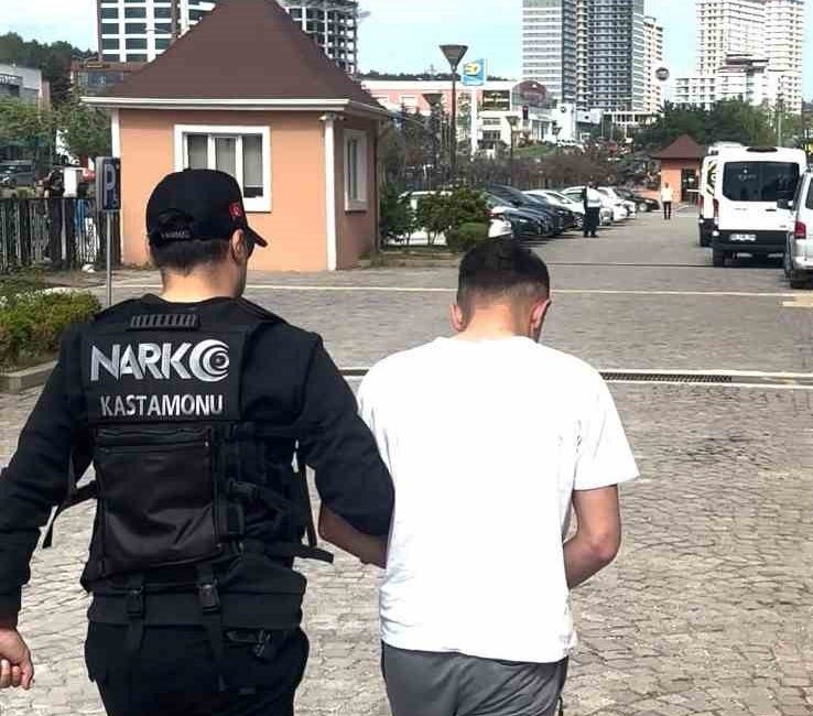 Kastamonu’da uyuşturucuyla yakalanan şahıs tutuklandı Kastamonu’da polis ekipleri tarafından uyuşturucuyla yakalanan şahıs gözaltına alındı. Edinilen