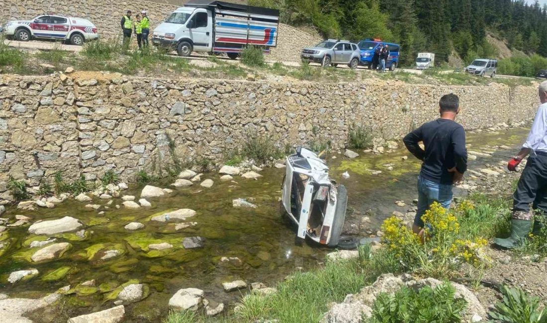 Kastamonu’da yoldan çıkan otomobil dereye uçtu: 1 ölü, 1 yaralı Kastamonu’nun Azdavay ilçesinde sürücüsünün direksiyon hakimiyetini kaybetmesi sonucu yoldan çıkan