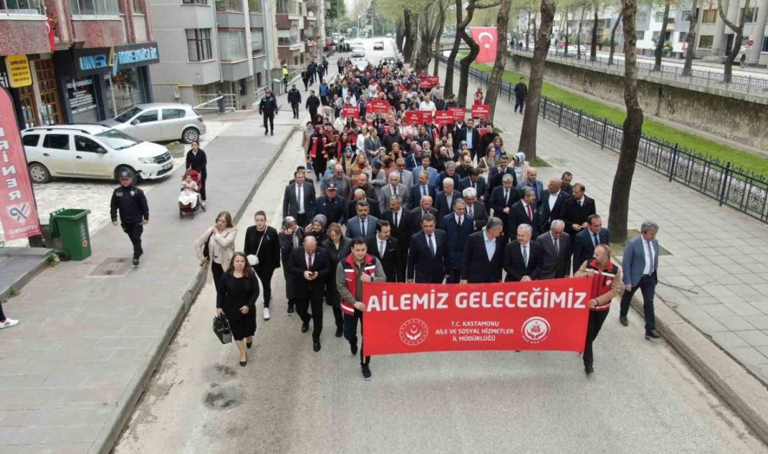 Kastamonu’da yüzlerce kişi ’aile’ için yürüdü Kastamonu’da 2025 Aile Yılı etkinlikleri çerçevesinde düzenlenen “Aile Haftası” yürüyüşüne