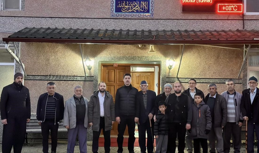 Kaymakam Kahraman, sabah namazında vatandaşlarla buluştu Bilecik’in Pazaryeri Kaymakamı Ahmed Tayyib Kahraman, sabahın bereketiyle birlikte gönüllere