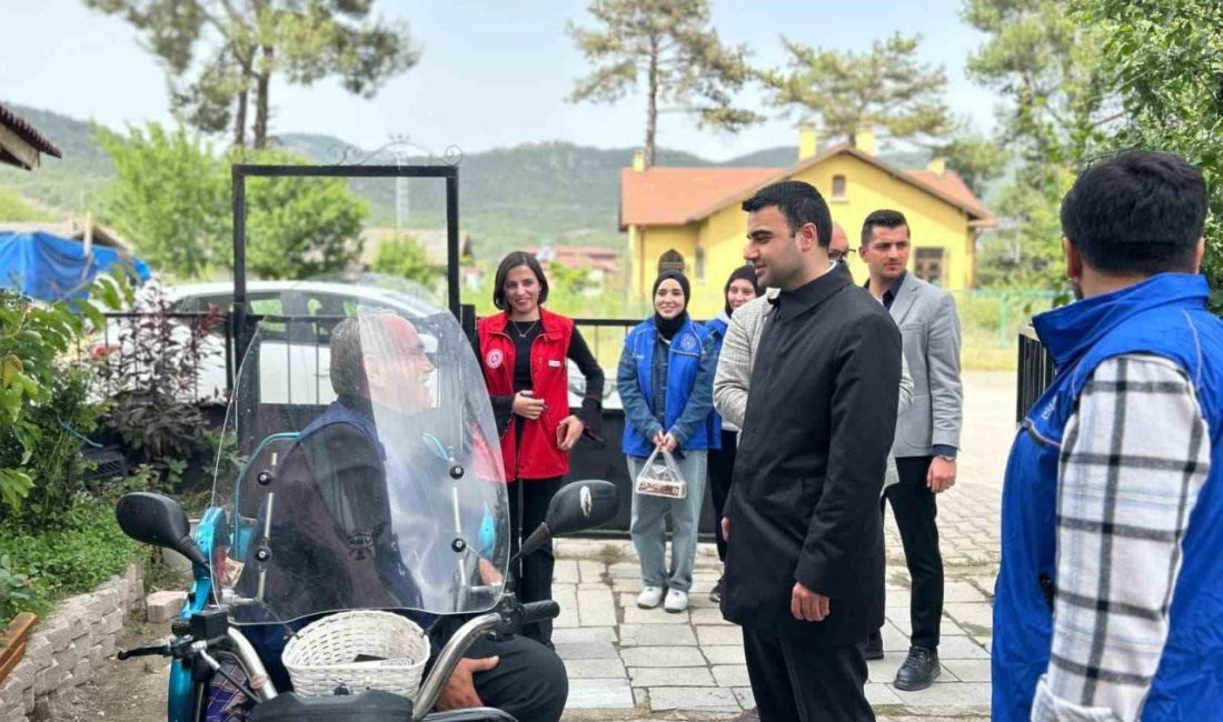 Kaymakam Kılıç, gönüllü gençlerle birlikte engelli vatandaşları evlerinde ziyaret etti Osmaneli İlçe Kaymakamı Abdüssamed Kılıç, Gençlik Haftası kapsamında gönüllü gençlerle