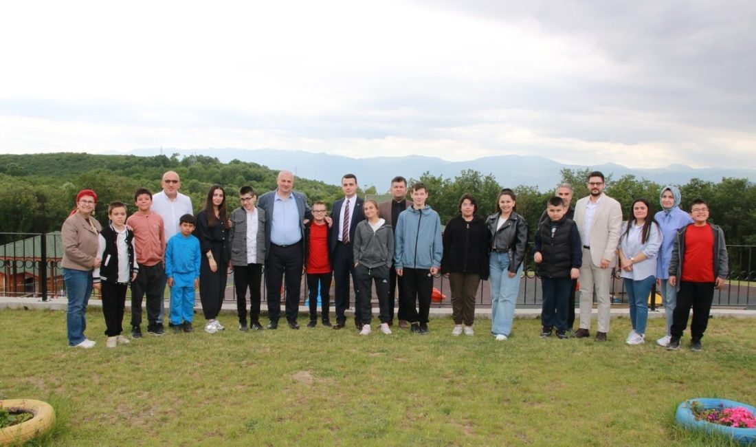 Kaymakam ve Başkan özel öğrencileri ağırladı DÜZCE(İHA) – Düzce’nin Çilimli ilçesi Kaymakamı Furkan Alpay ile Çilimli