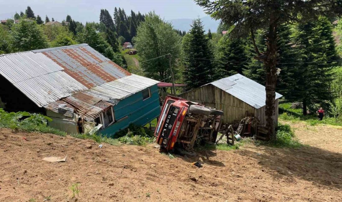 Kaza bir aileyi daha ayırdı: Kocası öldü, eşi yaralandı Sakarya’nın Akyazı ilçesinde sürücüsünün direksiyon hakimiyetini kaybetmesi neticesinde kontrolden çıkan