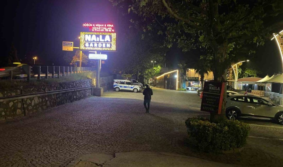 Kına gecesinde eğlenenlerin üzerine disko topu düştü: 3 yaralı Kocaeli’nin İzmit ilçesinde bulunan bir düğün salonunda tavanda bulunan disko