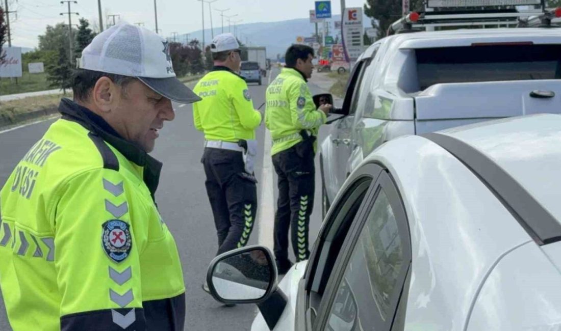 Kırmızı ışıkta geçenler havadan yakalandı Düzce’de kırmızı ışıkta geçen araçlara yönelik havadan denetim yapıldı. Dron