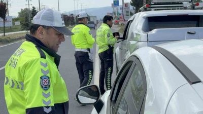 Düzce’de kırmızı ışıkta geçen araçlara yönelik havadan denetim yapıldı. Dron