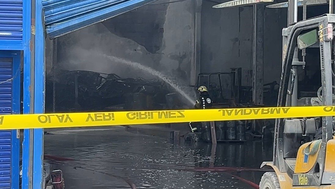 Kocaeli’de boya fabrikasında çıkan yangın kontrol altına alındı Kocaeli’nin Gebze ilçesinde boya fabrikasında çıkan yangın, itfaiye ekiplerinin yaklaşık