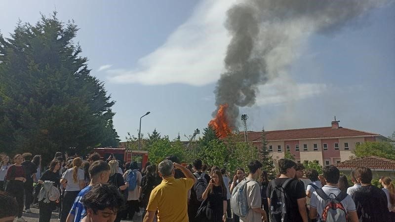 Kocaeli’de fen lisesi yanıyor, öğrenciler tahliye ediliyor Kocaeli’nin İzmit ilçesinde bulunan fen lisesinde yangın çıktı. Okulun çatısını