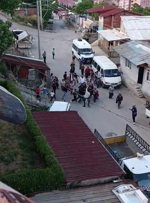 Kocaeli’deki iki grubun kavgasında tuğlalar havada uçuştu Kocaeli’nin İzmit ilçesinde iki grup arasında çıkan kavgada tuğla ve