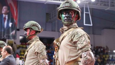 Bolu’da 19 Mayıs salon programında komandolar, yaklaşık 10 metre yüksekten