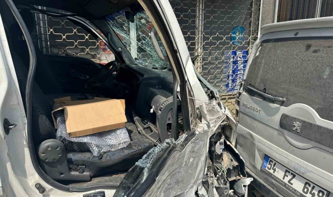 Kontrolden çıkan kamyonet önce park halindeki 5 araca sonra duvara çarptı Sakarya’nın Akyazı ilçesinde kontrolden çıkan kamyonet, önce park halindeki 5