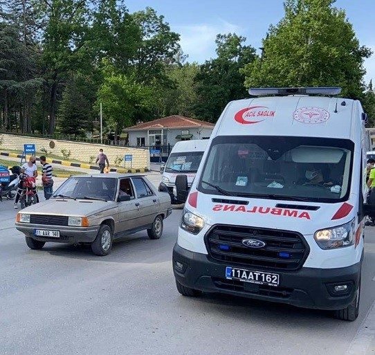 Kontrolden çıkan motosiklet devrildi, sürücüsü yaralandı Bilecik’te seyir halinde kontrolden çıkan motosiklet devrilirken, sürücüsü yaralandı. Alınan