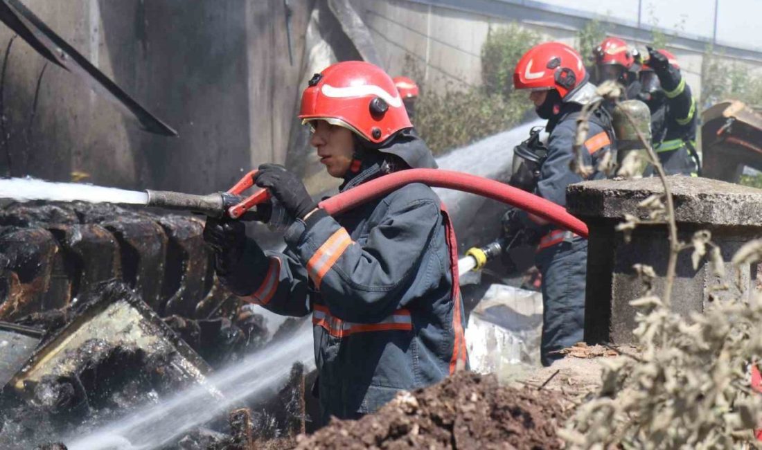 Kontrplak fabrikasında korkutan yangın Sakarya’nın Adapazarı ilçesindeki Keresteciler Sanayi Sitesi içerisinde bulunan bir kontrplak