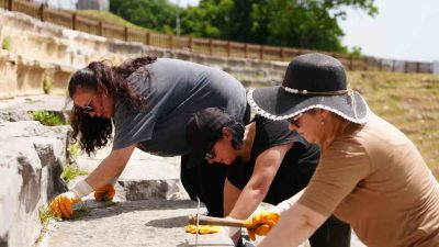 Düzce Belediyesi’nin büyük destek verdiği Konuralp Antik Tiyatrosu’ndaki kazı çalışmalarına