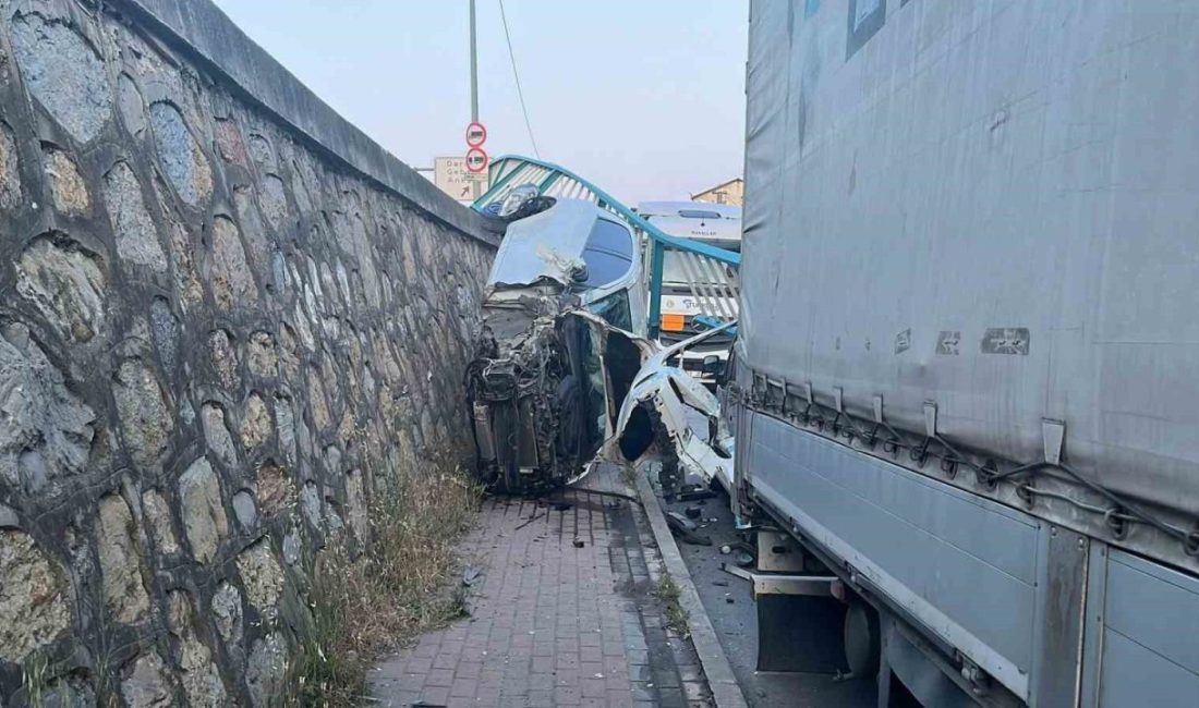 Korkulukları yıkan otomobil duvarda asılı kaldı, sürücü burnu bile kanamadan kurtuldu Kocaeli’nin Gebze ilçesinde sürücünün direksiyon hakimiyetini kaybettiği otomobil, kaldırımdaki demir