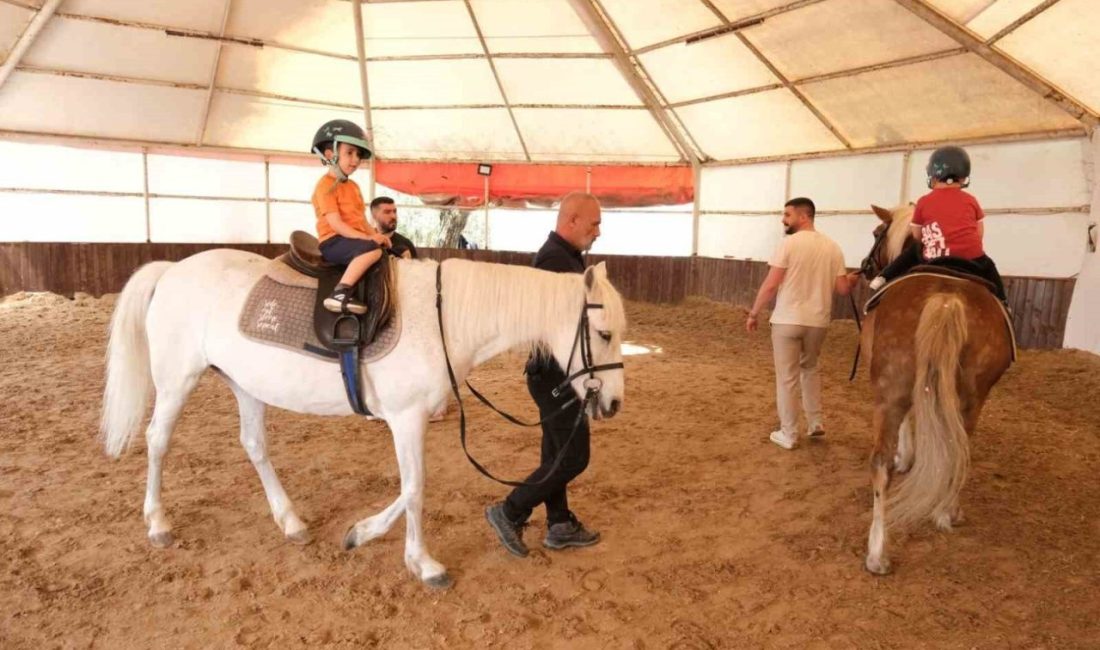 Küçük biniciler at sırtında büyük adımlar atıyor Kocaeli Büyükşehir Belediyesi’nin çocuklara at sevgisini aşılamak ve binicilik sporunu