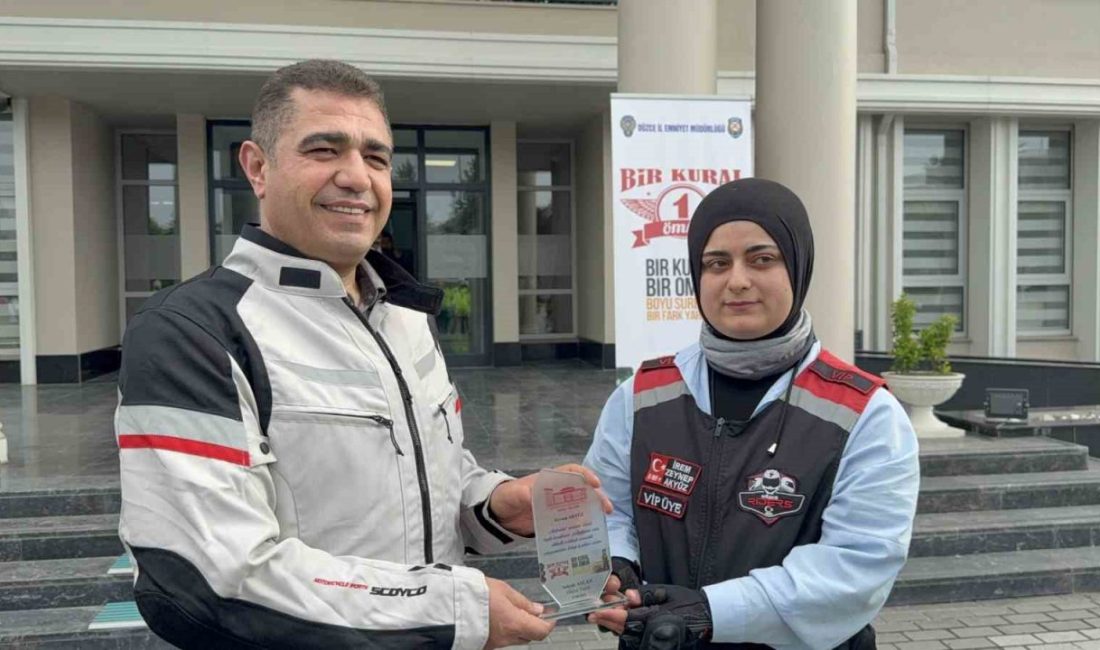 Kural ihlali yapmayan 3 motosikletliye plaket verildi Düzce’de 5 yıl boyunca gerçekleştirilen denetimlere giren ve hiç bir