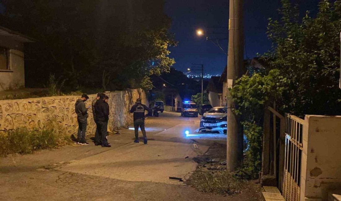 Kurşun yağmuruna tutulan otomobil kaza yaptı: 1 ağır yaralı Kocaeli’nin İzmit ilçesinde kurşun yağmuruna tutulan otomobil kaza yaparak durabildi.