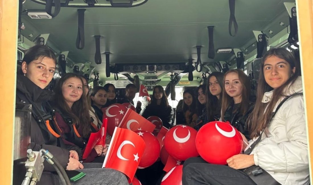 Liseli öğrencilerden Söğüt Jandarma Ulaştırma Eğitim Merkezi Komutanlığına anlamlı ziyaret Söğüt İlçe Milli Eğitim Müdürü Ahmet Yıldırım, Şube Müdürü Fırat
